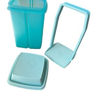Tupperware pickle keeper, with pull up strainer